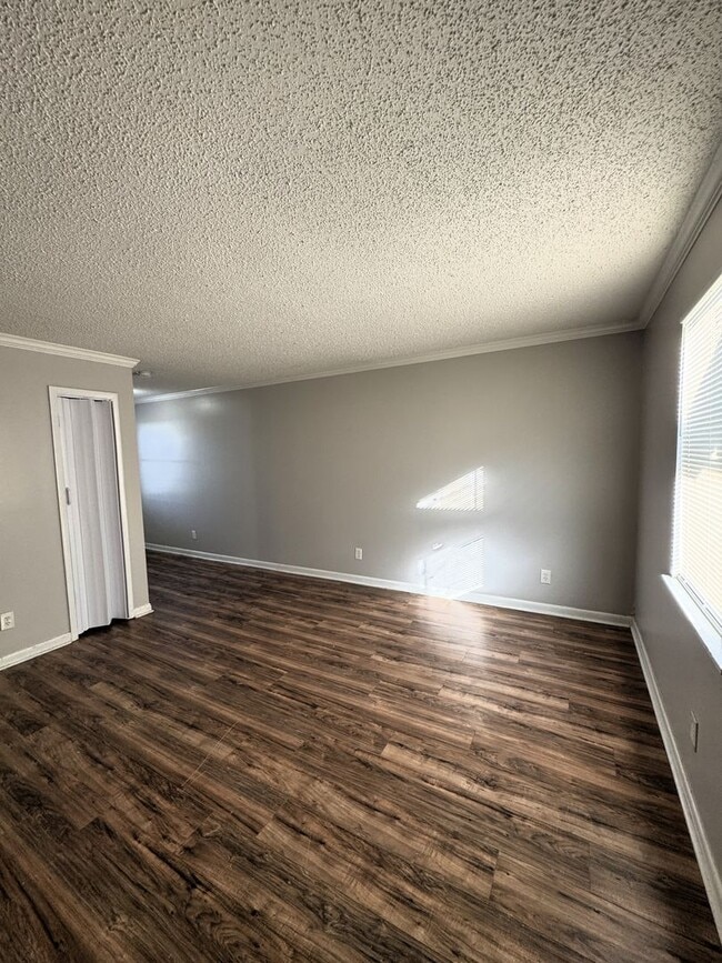 Building Photo - Move-In Special!! 1/2 Off First Month's Re...