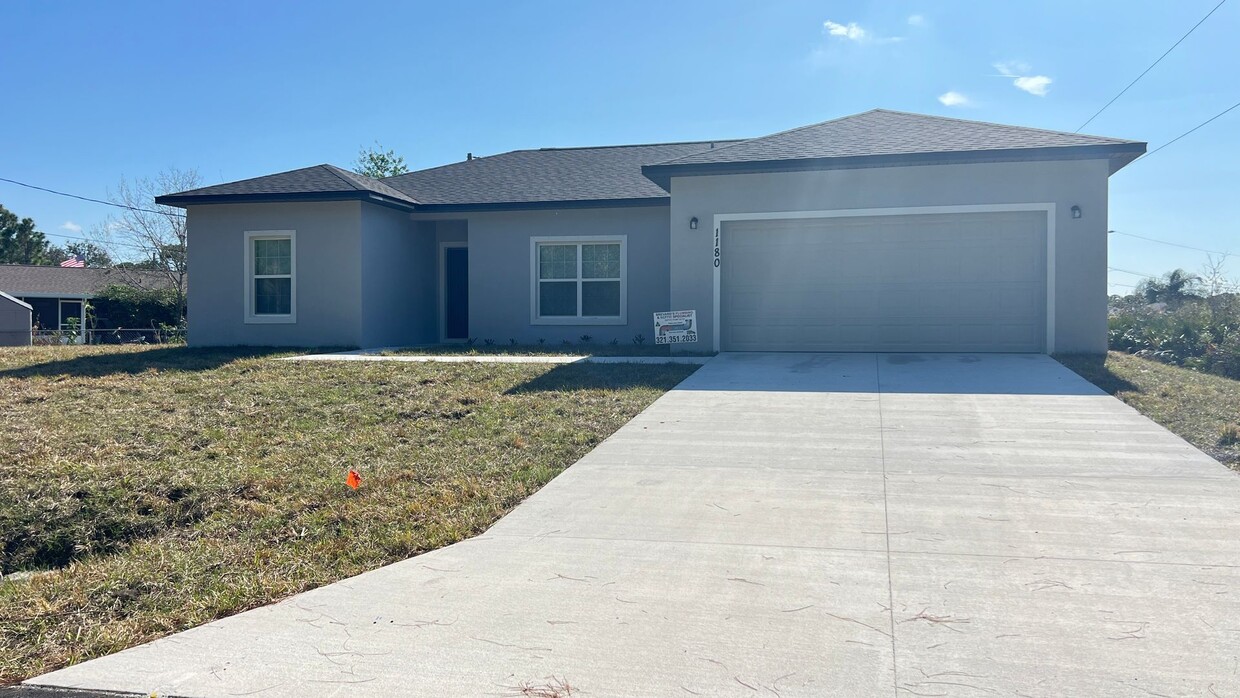 Foto principal - Stunning BRAND NEW 3 Bedroom / 2 Bath Home...