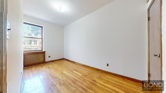 Building Photo - 158 W 75th St