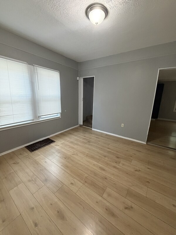 Foto del edificio - 1722 Burgess Rd