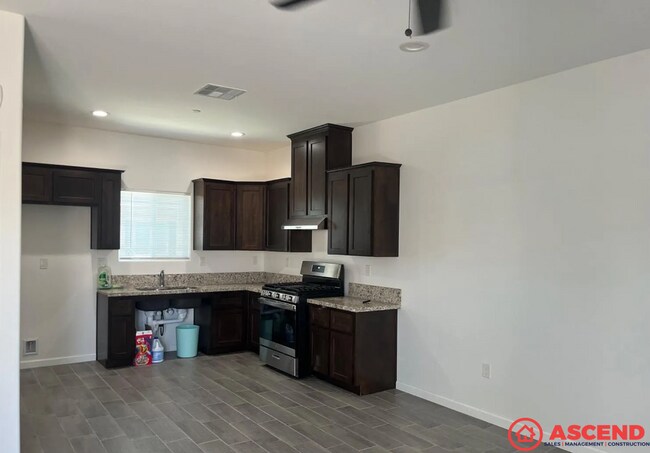 Foto del edificio - Comfortable 3BD/2BA Home in Bakersfield's 93304 — Water Included, No Pets!