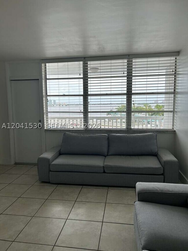 Foto del edificio - 2016 Bay Dr E