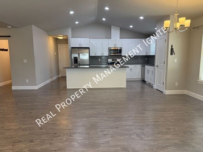 Foto del edificio - 451 NE Oak Ave