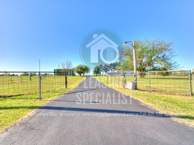 Building Photo - Country Living At its Finest! This Norman ...