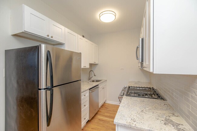 Building Photo - 931 W Leland Ave