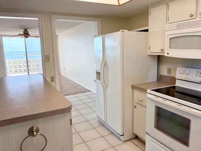 Foto del edificio - (55+) Beautiful 2Bed/2Bath Condo on Honeym...