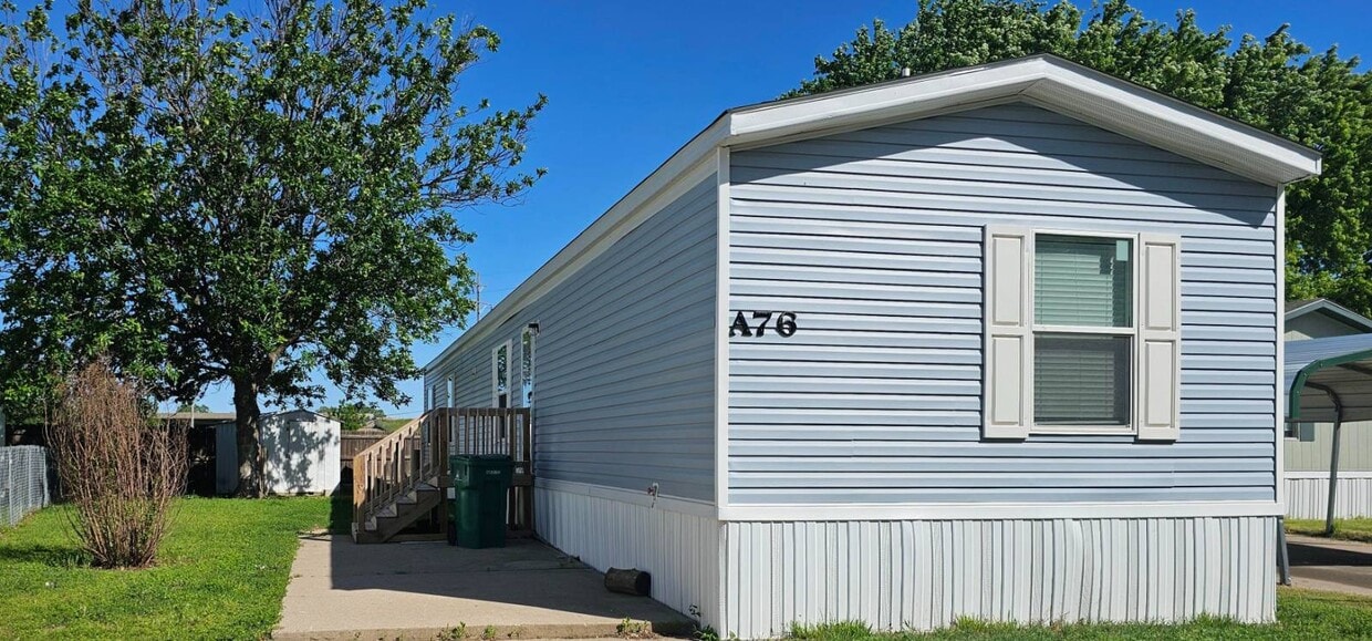 Foto principal - 2320 E MacArthur Rd