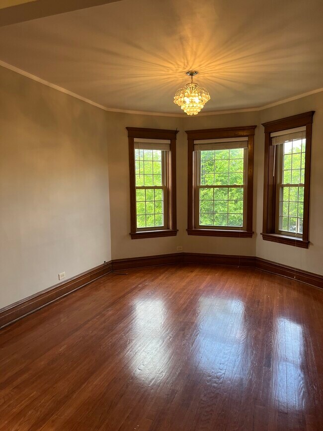 Foto del edificio - 8037 Floral Ave