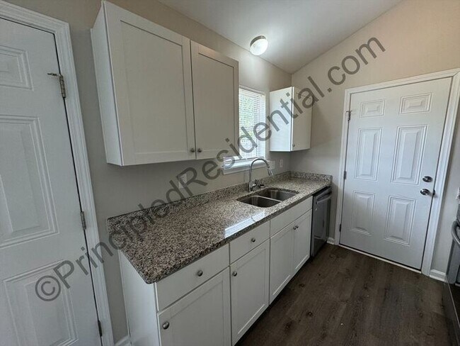 Foto del edificio - Charming 3 bedroom 2 bathroom home in Char...