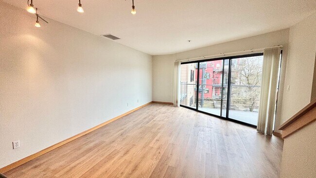 Foto del edificio - Spacious 2BR/2BA Condo – 1,086 SF + Parking + River Views | NW Portland