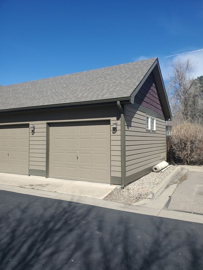 Building Photo - Spacious 2B/2.5B Townhouse with Detached Garage and Basement Available Early May!!