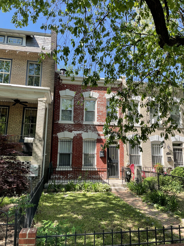 Front of house from sidewalk - 811 Kentucky Ave SE