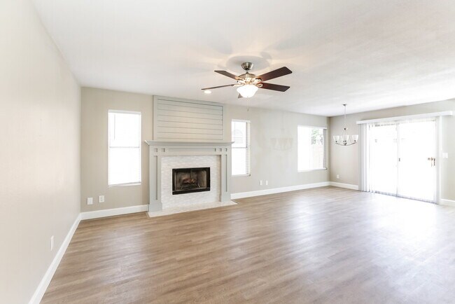 Foto del edificio - 7922 W Laurel Ln