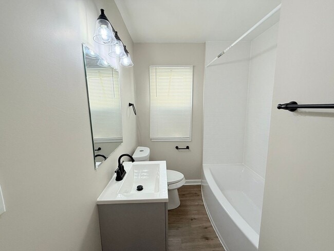 Foto del edificio - This beautifully updated 3-bedroom, 1-bath single-family home is ready for move-in!