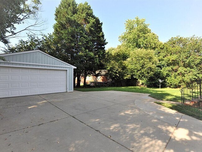 Foto del edificio - 7323 Idlewild Rd, Charlotte, NC 28212