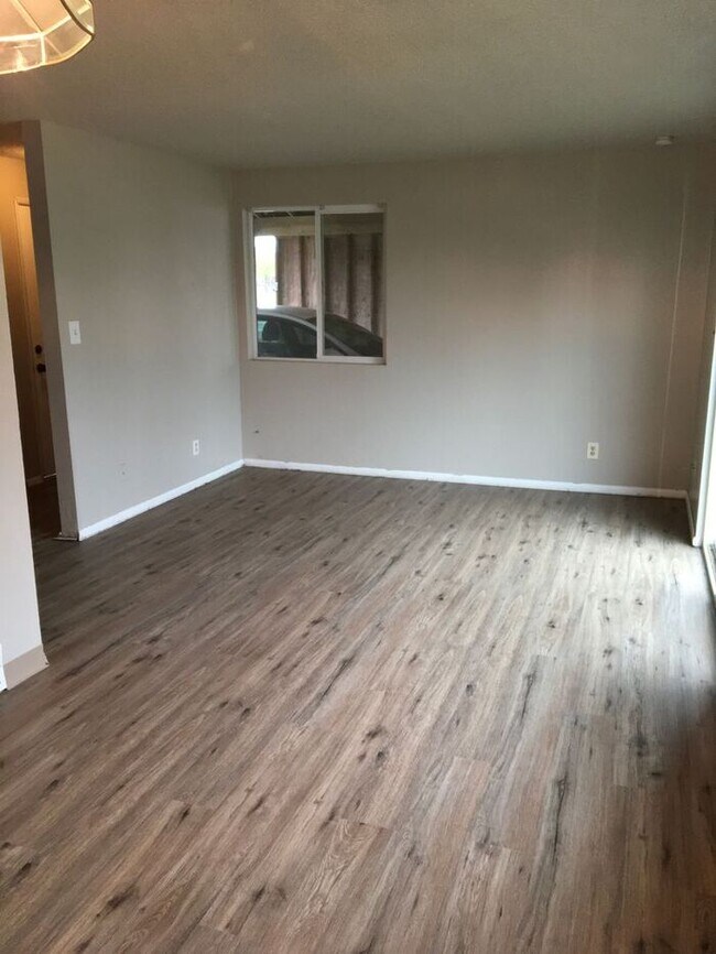 Foto del edificio - Sumner Townhome Duplex W/D w/ 1 car carport FREE JAN