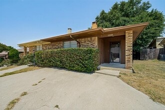 Building Photo - 8902 Marilyn Dr