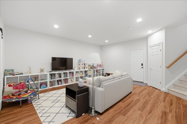 Building Photo - Welcome to this beautifully maintained 4-bedroom, 3.5-bath townhome in the heart of Lorton