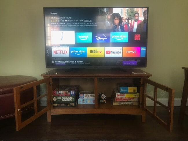 55" tv with streaming channels - 82 High St