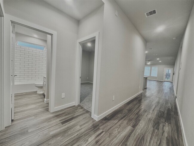 Foto del edificio - 14273 Lake Lodge Dr