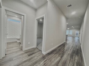 Building Photo - 14273 Lake Lodge Dr