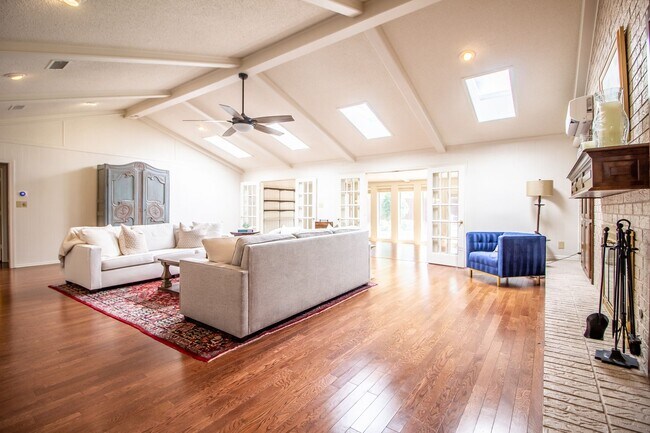 Building Photo - Great 3 Bedroom 3 bathroom house in Great ...