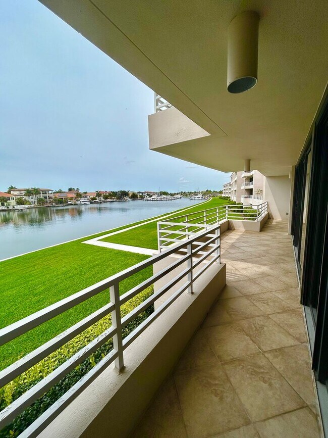 Foto del edificio - Beautifully Remodeled 2/2 Waterfront Unit in Gated Community!