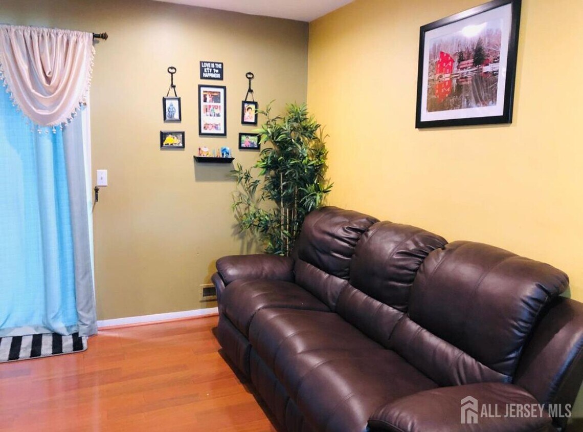 Foto principal - 115 Dunham Ave