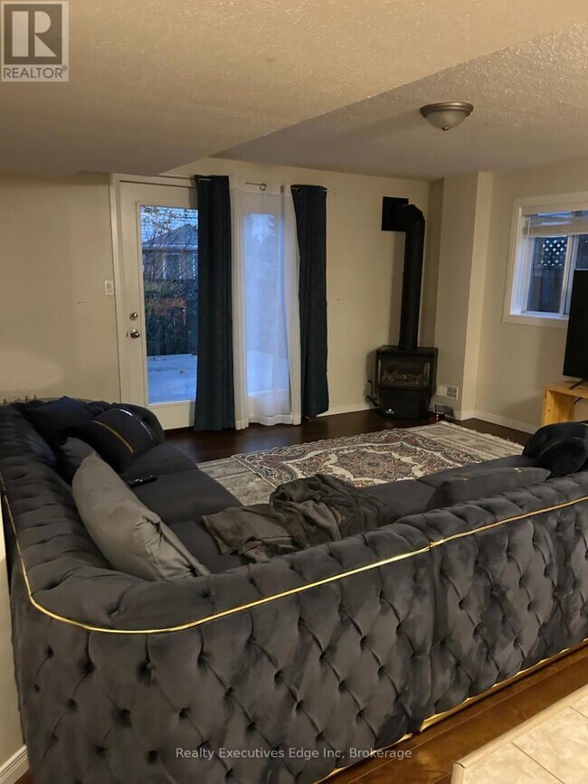 Photo du bâtiment - 276 Watson Pkwy N