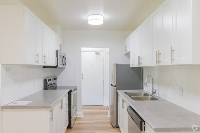 2BR, 1BA - 770SF - Kitchen - North Murray Street