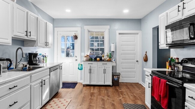 Building Photo - 6-8 Crescent St