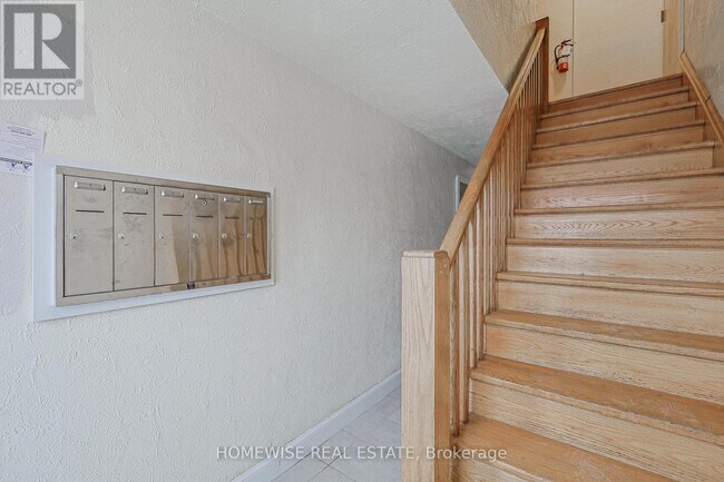 Building Photo - 366 Mary St N