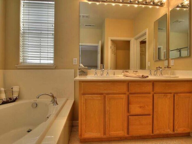 Building Photo - 3142 Tuscolana Way