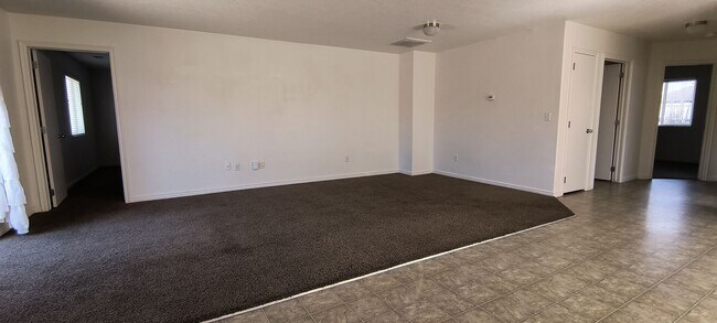 Foto del edificio - 3 bedroom 2 bath duplex in lamplight by Iron Springs Elementary, 2 car garage!