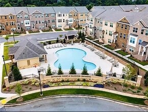 Building Photo - 880 Sunset Park Dr