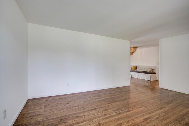 Foto del edificio - 2435 Forest Park Rd
