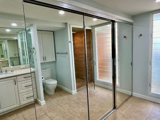 Building Photo - Colony Surf fully furnished and newly remodelled oceanfront "end unit" with parking + washer/drye...