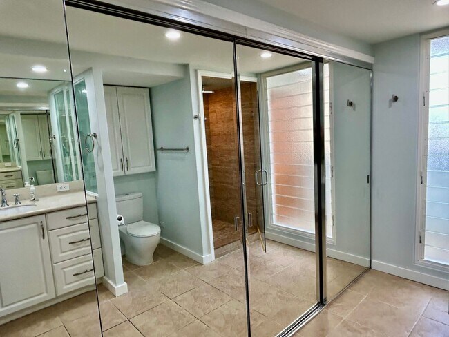 Foto del edificio - Colony Surf fully furnished and newly remodelled oceanfront "end unit" with parking + washer/drye...