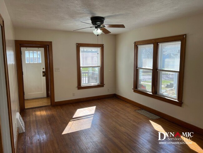 Foto del edificio - Updated 4+ Bedroom, 2 Bathroom House with Garage and Fenced Backyard