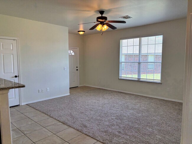 Building Photo - 3br 2ba Duplex!