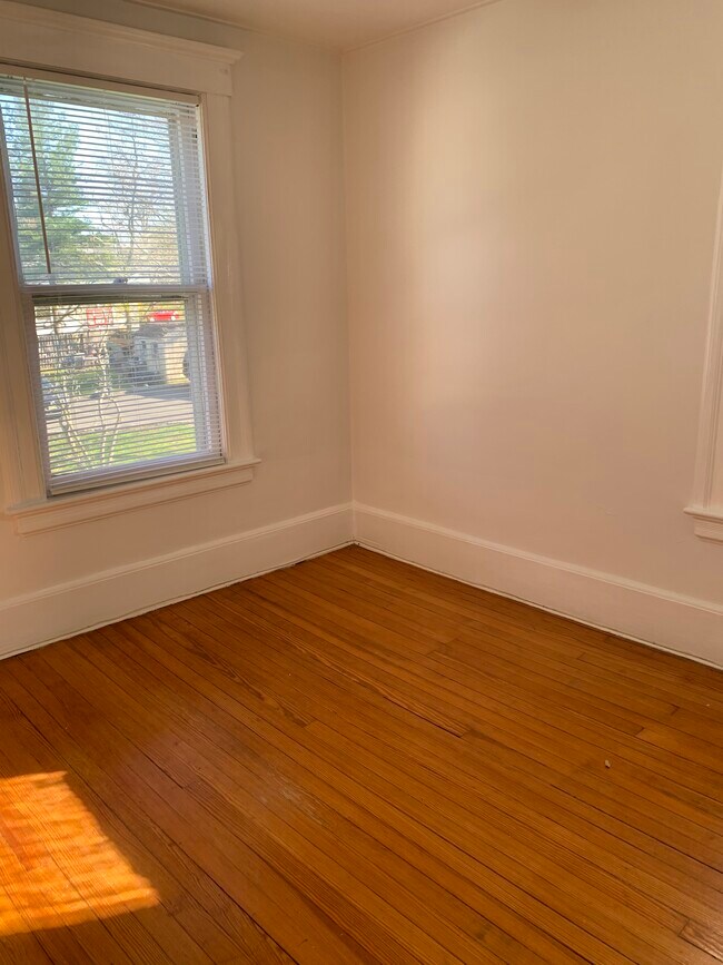 Hardwood Floors - 19 Gates Ave