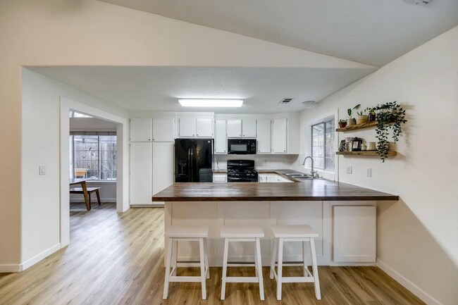 Foto del edificio - Home Near Mountain View School off of Shas...
