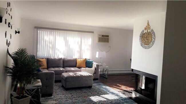 Building Photo - 3600 Bayside Dr