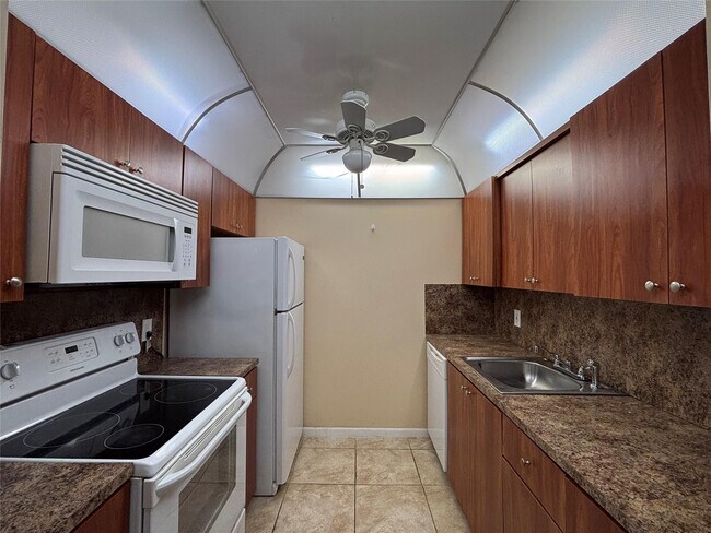 Foto del edificio - 1401 SW 135th Terrace