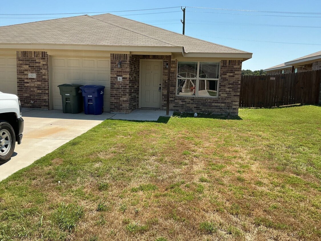 Primary Photo - Charming 3 bedroom 2 bath duplex in desira...