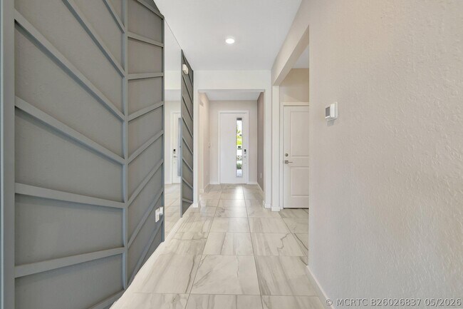 Building Photo - 6007 SE Sky Blue Cir