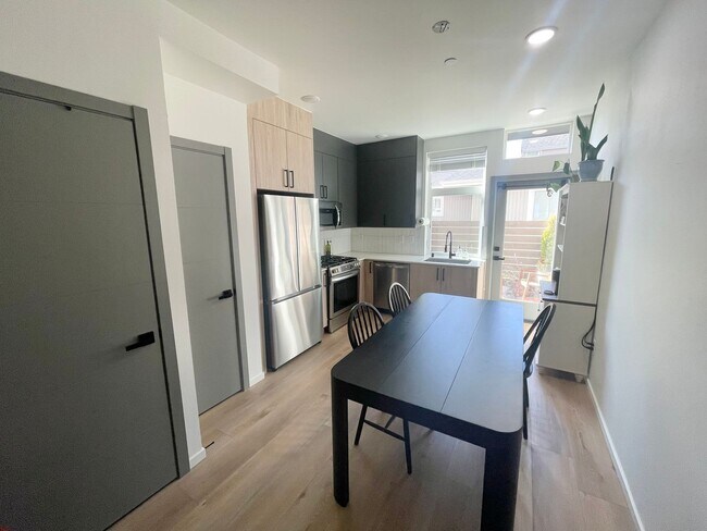 Foto del edificio - 9257D Ashworth Ave N