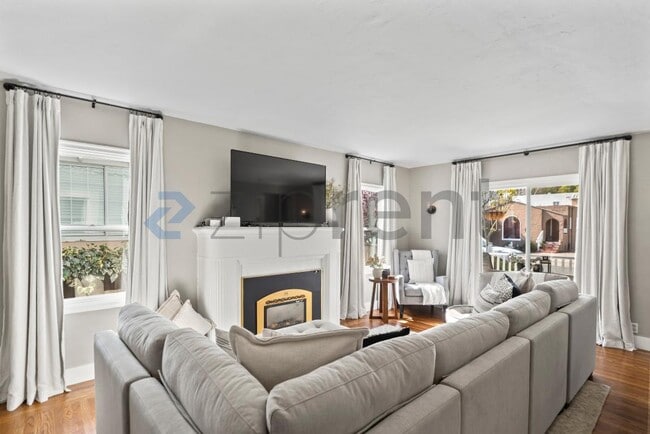 Building Photo - 1337 Acacia St