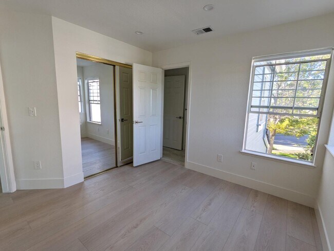 Foto del edificio - 142 Monaco Dr