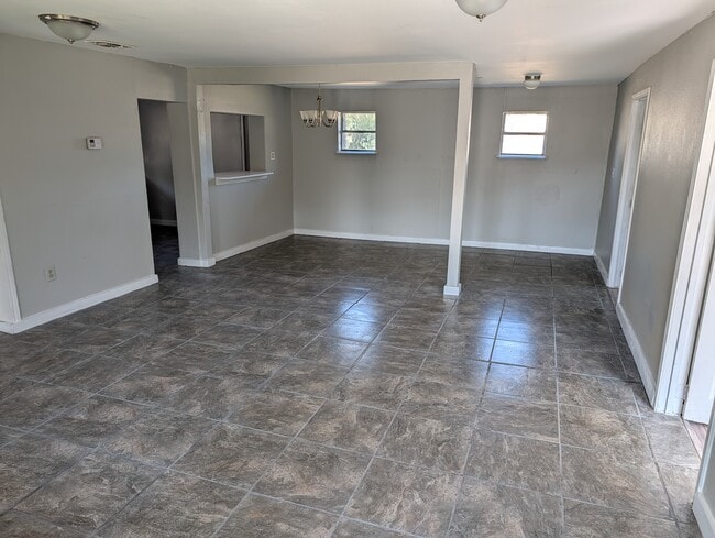 Building Photo - 1011 Reynosa St